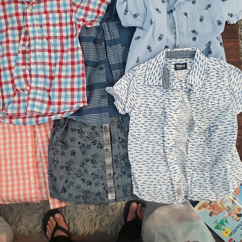 Lot of 6- boys size 4/5t short sleeve button up shirts.
